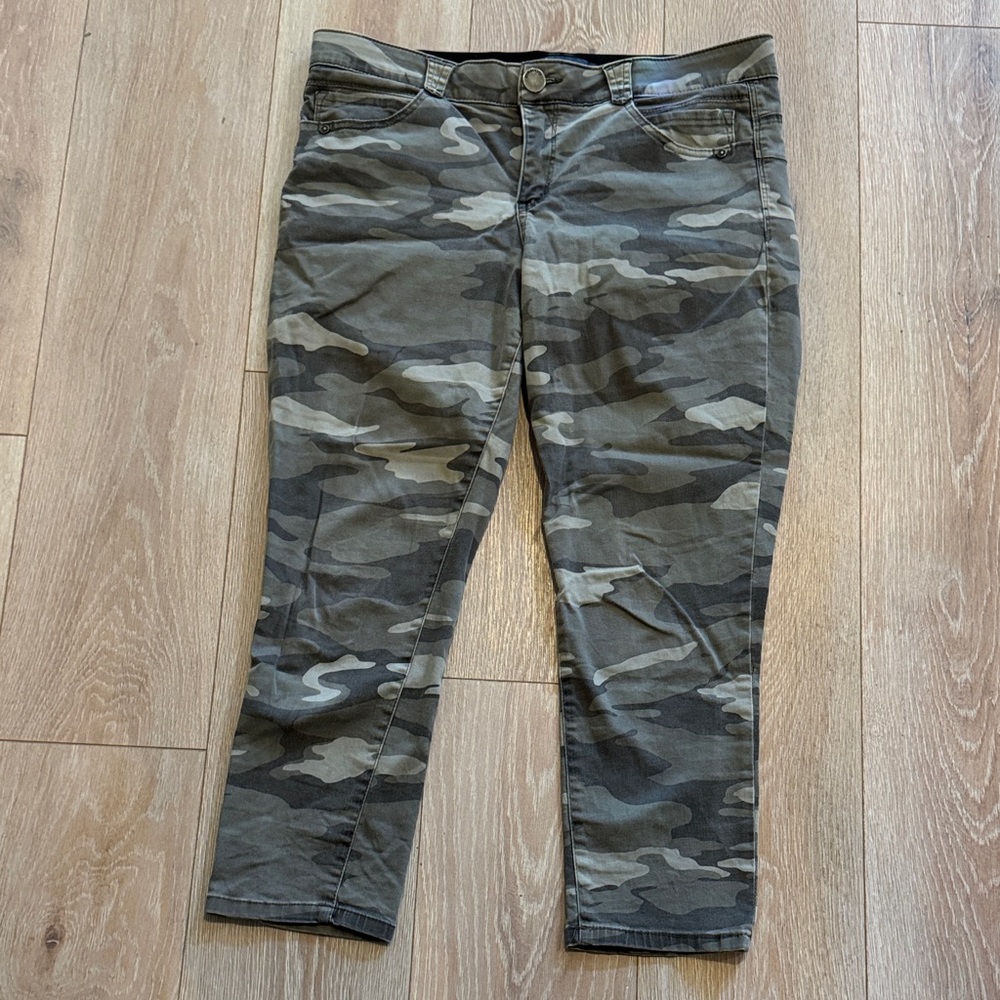 Democracy AbSolutionWomen's Camouflage cropped Jeans size14